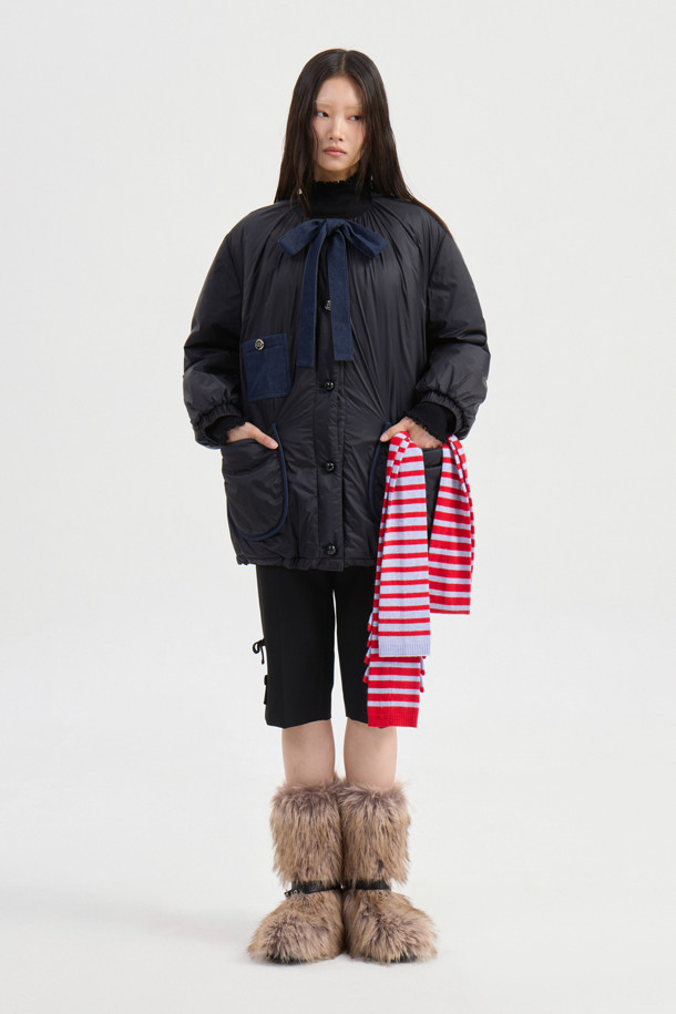 리본 포인트 카프리 쇼츠는 여성용 5부 기장의 슬림핏 버뮤다 숏 팬츠입니다. 일상룩, 데이트룩, 여행룩에 모두 잘 어울리는 캐주얼 스타일의 블랙 색상 반바지로, 사이드 슬릿과 앞 중심 지퍼 디테일이 특징입니다. 벨벳 리본으로 포인트를 주어 미니멀하면서도 클래식한 무드를 연출합니다. 봄, 여름 시즌에 시원하게 착용하기 좋으며, 다양한 상의와 매치하여 스타일리시한 룩을 완성할 수 있습니다.
