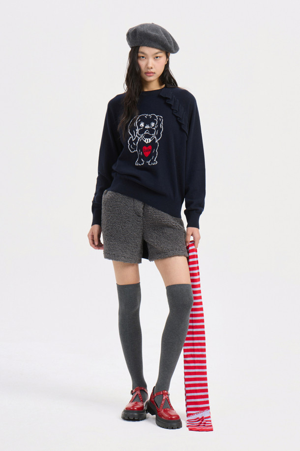 페이크 퍼 믹스 백 밴딩 쇼츠 (멀티 컬러)는 데님라이크 울 혼방 소재와 페이크 퍼의 조화가 돋보이는 여성 숏팬츠입니다. 뒷밴딩 처리로 편안한 착용감을 선사하며, 앞 중심 지퍼 디테일로 깔끔한 디자인을 완성했습니다. 숏 기장과 세미 A라인 핏으로 다리가 길어 보이는 효과를 주며, 두꺼운 두께감으로 가을, 겨울 시즌에 따뜻하게 착용할 수 있습니다. 캐주얼, 클래식, 미니멀 스타일을 모두 소화 가능하며 모임룩, 연말 모임룩으로도 활용하기 좋습니다. 부드러운 촉감과 멀티 컬러 배색으로 개성 있는 스타일을 연출해보세요. 단, 필링에 주의하여 관리해야 합니다.
