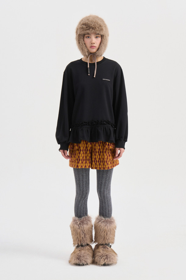 아르가일 밴딩 쇼츠(와인)는 포근한 기모 안감으로 따뜻함을 더한 여성용 반바지입니다. 캐주얼, 미니멀, 클래식 스타일을 아우르는 디자인으로, 집콕룩과 산책룩 모두에 잘 어울립니다. 와인 컬러에 아가일 패턴이 더해져 포근하고 부드러운 느낌을 주며, 루즈핏으로 편안한 착용감을 선사합니다. 허리 배색과 포켓 프릴 디테일, 레터링 자수 포인트가 돋보이며, 밴딩 처리로 편안함을 더했습니다. 겨울철, 스타일리시하고 따뜻하게 연출해보세요.
