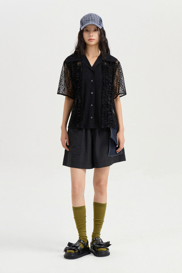 레이스 프릴 반소매 블라우스 (블랙)는 여성스러운 매력을 강조하는 블라우스입니다. 클래식하고 페미닌한 스타일로, 데이트룩, 카페룩, 모임룩에 잘 어울립니다. 얇은 두께의 블랙 컬러 레이스 소재로 제작되어 시원하고 은은한 분위기를 연출합니다. V넥 라인과 일자핏 디자인으로, 프릴 디테일과 러플 장식이 더해져 로맨틱한 무드를 선사합니다. 앞면 버튼 여밈으로 간편하게 착용할 수 있습니다.
