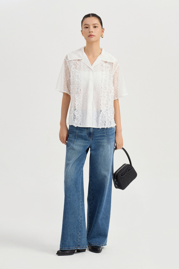 레이스 프릴 하프 슬리브 블라우스 (화이트)는 여성스러운 무드를 연출하는 블라우스입니다. 봄, 여름 시즌에 어울리는 일자핏 블라우스로, 클래식 스타일을 선호하는 분들께 추천합니다. 은은한 레이스 조직과 러플 장식, 브이넥 디자인이 특징이며, 앞 중심 단추 여밈으로 간편하게 착용할 수 있습니다. 데이트룩, 카페룩, 모임룩 등 다양한 TPO에 활용 가능하며, 미니멀, 로맨틱 스타일을 즐기는 분들께도 잘 어울립니다.
