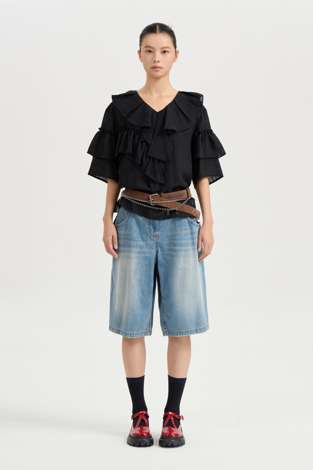 **러플 포인트 체크 블라우스 (블랙)**

페미닌한 무드의 여성 블라우스입니다. 봄, 여름 시즌에 어울리는 얇은 두께감의 폴리에스테르, 레이온 혼방 소재로 제작되었습니다. 루즈핏에 V넥 디자인이며, 러플 디테일과 비대칭 네크라인이 특징입니다. 반소매 소매 셔링과 뒷넥 단추 여밈으로 여성스러운 포인트를 더했습니다. 데이트룩, 카페룩, 모임룩 등 다양한 TPO에 클래식, 미니멀, 로맨틱 스타일로 연출하기 좋습니다.
