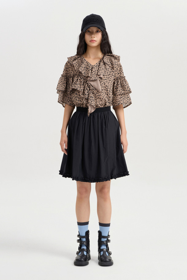 **Ruffle Point Leopard 블라우스 (브라운)**

페미닌하고 클래식한 무드를 연출하는 Ruffle Point Leopard 블라우스입니다. 브라운 컬러의 레오파드(호피) 패턴이 특징이며, 봄, 여름, 가을 계절에 활용하기 좋습니다. 루즈핏으로 편안하게 착용 가능하며, 비대칭 네크라인과 긴소매, 소매 셔링, 볼륨감있는 디자인이 돋보입니다. 뒷넥 단추 여밈으로 간편하게 탈착용할 수 있으며, 데이트룩, 카페룩, 모임룩 등 다양한 TPO에 맞춰 클래식, 로맨틱, 미니멀 스타일을 연출해보세요.
