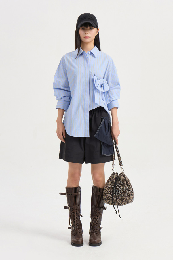 리본 포인트 스트라이프 셔츠 블라우스 (블루)는 클래식한 무드의 여성 셔츠/블라우스입니다. 산뜻한 블루 컬러에 면 소재로 제작되어 봄, 여름 시즌에 시원하게 착용하기 좋습니다. 차이나 칼라와 반소매 디자인으로 단정하면서도 세련된 느낌을 주며, 오버핏으로 편안한 착용감을 선사합니다. 스트라이프 패턴과 리본, 포켓, 단추 디테일이 더해져 밋밋하지 않게 포인트를 더했으며, 데이트룩, 출근룩 등 다양한 TPO에 활용 가능합니다. 미니멀, 캐주얼 스타일을 즐겨 입는 분들께 추천합니다.
