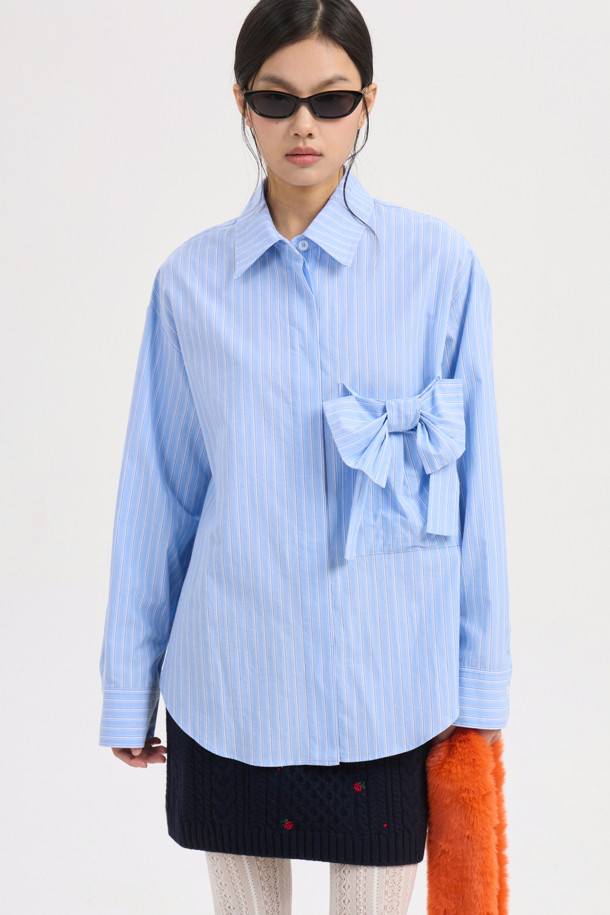 리본 포인트 스트라이프 셔츠 블라우스 (블루)는 여성스러운 무드를 연출하는 셔츠/블라우스입니다. 얇은 두께감과 긴 소매 기장으로 봄, 여름에 시원하게 착용하기 좋습니다. 페미닌한 스타일의 오버핏 셔츠로, 데이트룩, 모임룩에 잘 어울립니다. 카라넥 디자인에 리본 포인트, 포켓 디테일이 더해져 로맨틱하고 클래식한 분위기를 자아냅니다. 앞 중심 단추 여밈과 오픈 클로징으로 편안하게 입을 수 있는 제품입니다.
