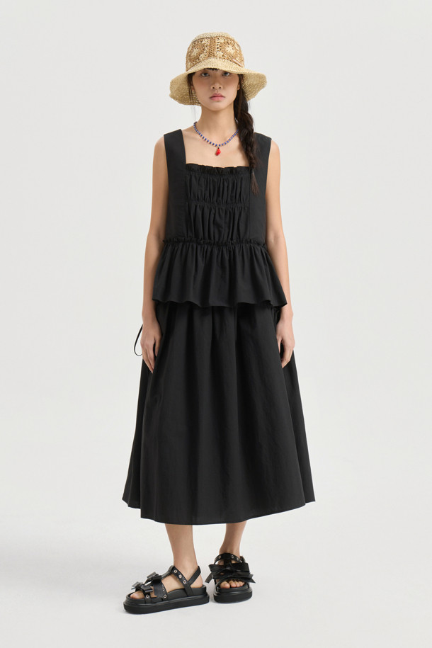 "Back Lettering Strap Shirring Top Blouse (black)"는 시원한 여름을 위한 여성용 민소매 블라우스입니다. 무지 패턴의 블랙 컬러에 스퀘어넥 디자인과 셔링 & 티어드 디테일, 미디 길이로 캐주얼한 스타일을 연출합니다. 얇은 두께감과 루즈핏으로 편안하게 착용 가능하며, A라인 치마 타입입니다.
