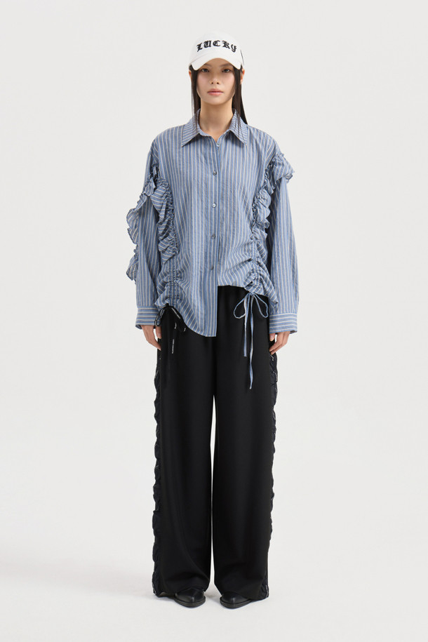 [Re-Order] 셔츠 스타일 프릴 스트라이프 블라우스 (블루)는 여성스러운 무드와 캐주얼한 스타일을 동시에 연출하는 블라우스입니다. 봄, 여름 시즌에 적합하며, 셔츠 칼라와 긴 소매, 루즈핏으로 편안하게 착용할 수 있습니다. 코튼 소재로 제작되어 부드러운 촉감을 선사하며, 프릴 디테일, 비대칭 디자인, 스트링 디테일, 바이오 워싱으로 포인트를 더했습니다. 데이트룩, 스마트 캐주얼, 미니멀 스타일을 즐겨 입는 분들께 추천합니다.
