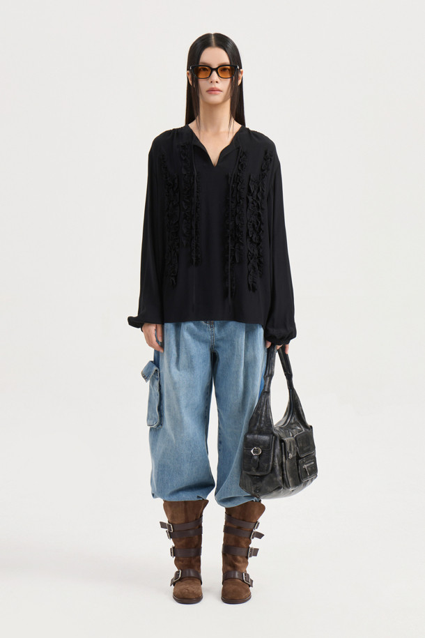 프릴 포인트 라운드 넥 블라우스 (블랙)는 여성스러운 무드를 연출하는 상의입니다. 부드럽게 찰랑거리는 레이온 소재로 제작되어 편안한 착용감을 선사하며, 봄, 여름 시즌에 활용하기 좋습니다. 라운드 넥과 긴 소매, 루즈핏 디자인으로 편안하면서도 스타일리시하게 연출할 수 있습니다. 어깨 셔링과 프릴 포인트, 네크 끈 디테일이 더해져 유니크하면서도 클래식한 분위기를 자아냅니다. 데이트룩, 카페룩, 모임룩 등 다양한 TPO에 활용하여 로맨틱하고 미니멀한 스타일을 완성해보세요.
