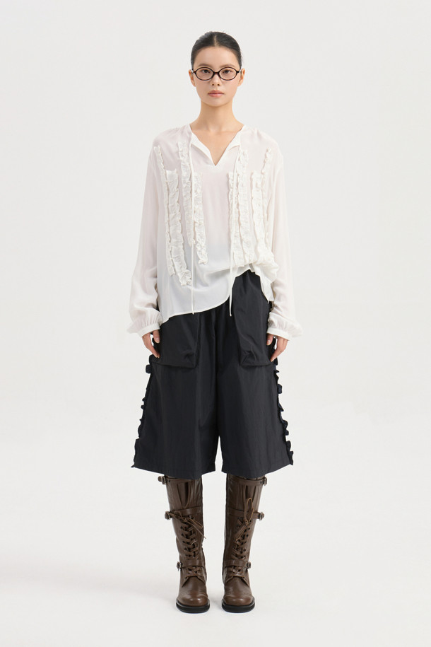 프릴 포인트 라운드 넥 블라우스 (아이보리)는 여성스러운 분위기를 연출하는 블라우스입니다. 부드러운 레이온 소재로 제작되어 편안한 착용감을 선사하며, 라운드넥 디자인과 어깨 셔링 디테일이 특징입니다. 좌우 언밸런스 프릴과 네크 끈 디테일이 더해져 유니크하면서도 클래식한 무드를 자아냅니다. 루즈핏으로 제작되어 편안하게 착용 가능하며, 데이트룩, 카페룩, 모임룩 등 다양한 TPO에 활용하기 좋습니다. 봄, 여름 시즌에 어울리는 얇은 두께감과 긴 소매 기장으로, 로맨틱, 미니멀 스타일을 즐겨 입는 분들께 추천합니다.
