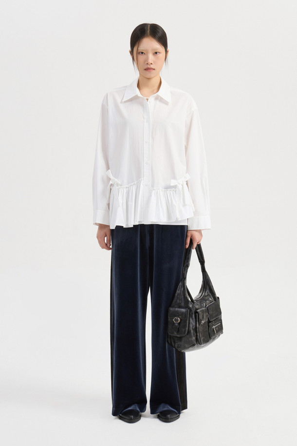 프릴 헴 셔츠 타입 블라우스 (아이보리)는 부드러운 면 소재로 제작되어 봄, 여름에 시원하게 착용할 수 있습니다. 카라넥에 루즈핏 디자인으로 클래식하면서도 캐주얼한 무드를 연출하며, 은은한 아이보리 컬러가 어떤 하의와도 잘 어울립니다. 밑단 프릴과 리본, 러플 디테일이 여성스러운 포인트를 더하고, 바이오 워싱 처리로 부드러운 촉감을 선사합니다. 데이트룩, 카페룩, 봄 소풍룩 등 다양한 TPO에 활용 가능하며, 단추 디테일로 세련됨을 더했습니다.
