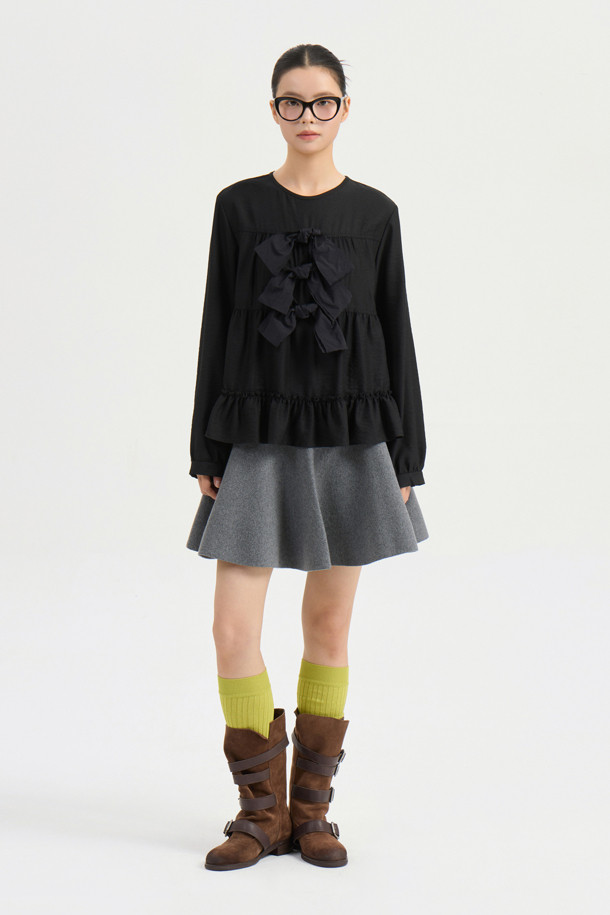 리본 포인트 칼라리스 블라우스 (블랙)는 페미닌하고 클래식한 무드를 연출하는 여성 상의입니다. 텐셀 혼방 소재로 제작되어 부드러운 촉감을 선사하며, 봄, 가을 시즌에 착용하기 좋습니다. 라운드 넥 라인과 루즈핏으로 편안한 착용감을 제공하며, 뒷넥 단추, 셔링, 밑단 프릴 등의 디테일이 돋보입니다. 데이트룩, 오피스룩, 모임룩 등 다양한 TPO에 활용할 수 있으며, 클래식, 미니멀, 로맨틱 스타일을 즐기는 분들께 추천합니다. (*마찰이나 습기에 의한 이염에 주의*)
