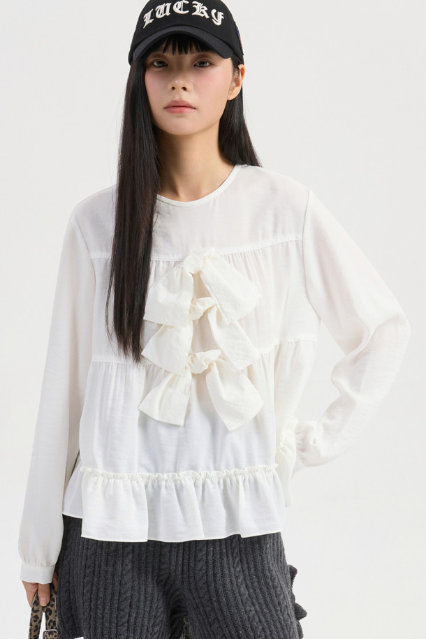 리본 포인트 칼라리스 블라우스 (아이보리)는 부드러운 텐셀 혼방 소재로 제작되어 은은한 광택과 고급스러운 분위기를 자아냅니다. 라운드 넥 디자인에 셔링 디테일과 밑단 프릴, 리본 포인트로 페미닌한 무드를 더했으며, 뒷넥 단추 여밈으로 간편하게 착용할 수 있습니다. 여유로운 루즈핏 실루엣으로 편안하면서도 스타일리시하게 연출 가능하며, 데이트룩, 카페룩, 모임룩 등 다양한 TPO에 활용하기 좋습니다. 클래식, 미니멀, 로맨틱 스타일을 즐겨 입는 여성분들께 추천하는 아이보리 컬러의 긴소매 블라우스입니다.
