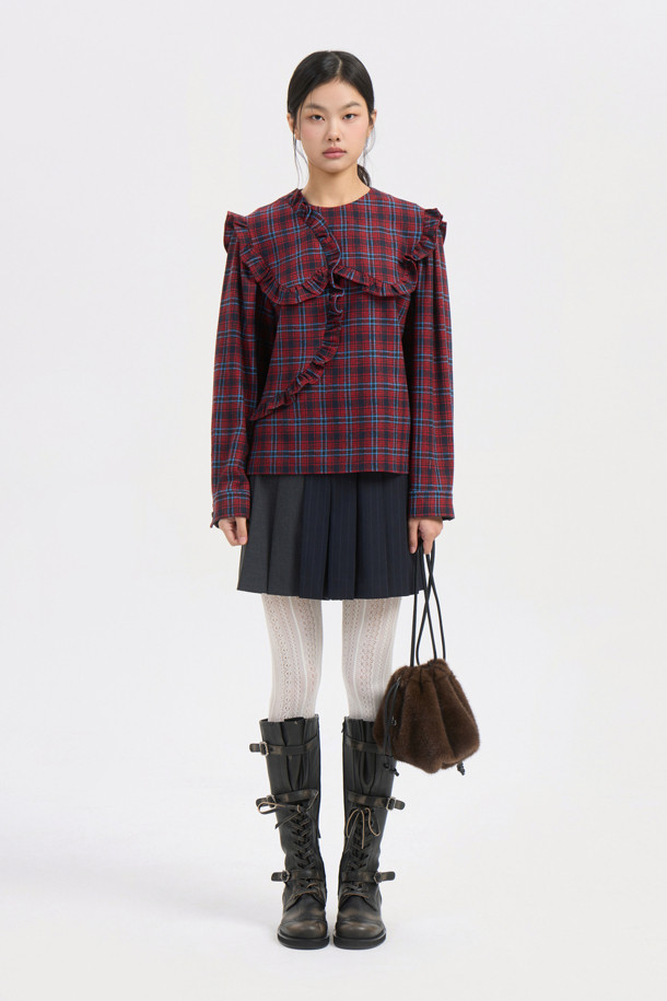 프릴 포인트 체크 블라우스 (레드)는 여성스러운 무드를 연출하는 클래식 스타일의 상의입니다. 따뜻한 촉감과 세미 A라인 핏으로 편안하게 착용 가능하며, 가을과 겨울에 어울리는 아이템입니다. 라운드넥 디자인에 프릴 디테일이 더해져 로맨틱한 분위기를 더하고, 뒷 넥 단추 클로징으로 깔끔하게 마감되었습니다. 체크 패턴과 긴 소매 기장으로 클래식하면서도 세련된 스타일을 완성해 데이트룩, 모임룩, 소개팅룩에 활용하기 좋습니다. 마찰에 의해 필링이 발생할 수 있으므로 착용 시 주의 바랍니다.
