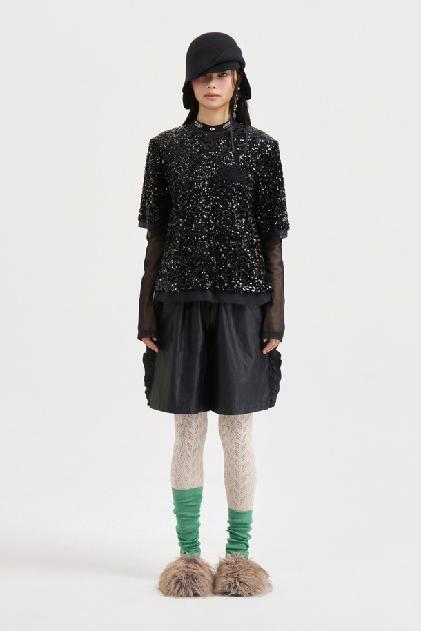 [Atelier] 스팽글 하프 슬리브 블라우스 (블랙)는 여성 의류 상의, 블라우스 카테고리에 속합니다. 클래식하고 유니크한 스타일을 연출하며, 사계절 내내 착용 가능합니다. 벨벳 소재에 실버 스팽글 장식이 더해져 화려함을 더하고, 뒤 단추 여밈과 가슴 니트 장식이 특징입니다. 일자핏 크롭 기장의 반소매 블라우스로, 데이트룩, 파티룩, 연말 모임룩은 물론 시크하고 미니멀한 스타일을 완성합니다. 안감은 스트레치 소재로 편안한 착용감을 선사합니다.
