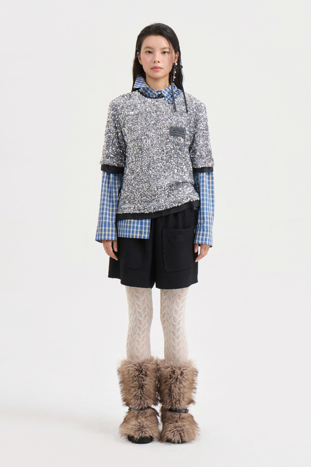 [Atelier] 스팽글 하프 슬리브 블라우스 (실버)는 여성 고객을 위한 블라우스입니다. 벨벳 소재에 실버 컬러의 스팽글 장식이 더해져 화려하면서도 유니크한 스타일을 연출합니다. 반소매 기장의 일자핏 블라우스로, 뒤 단추 여밈과 네크라인, 소매단, 밑단의 시어 배색이 특징입니다. 가슴 부분의 니트 장식이 포인트로, 파티룩, 연말 모임룩, 모임룩 등 TPO에 활용 가능하며, 클래식, 시크, 미니멀 스타일을 선호하는 고객에게 추천합니다.
