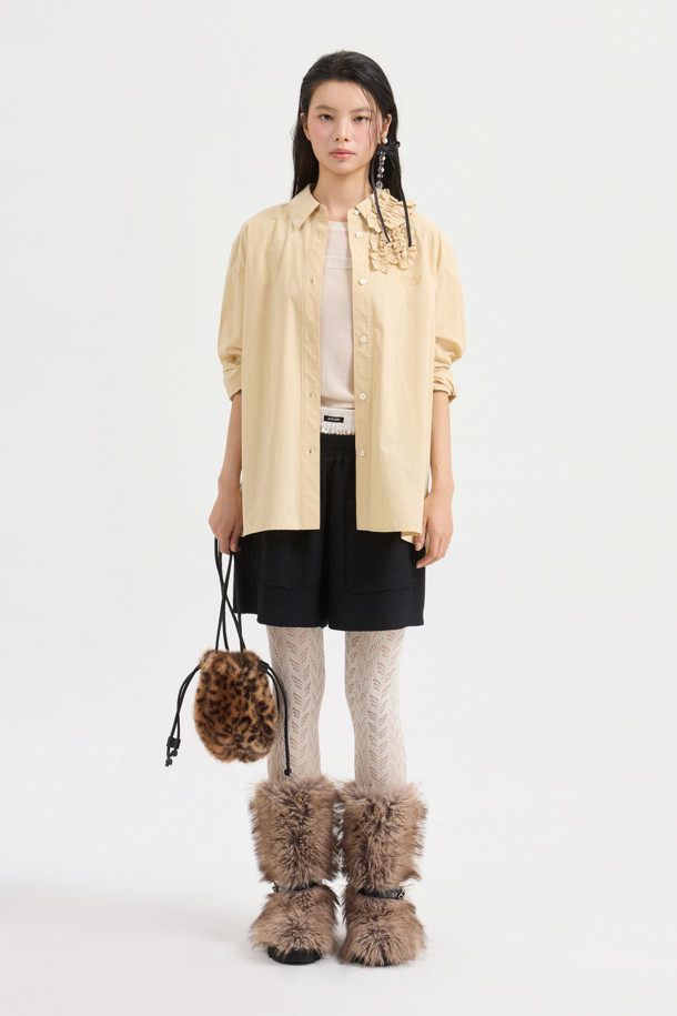 [Atelier] 프릴 포인트 셔츠 타입 블라우스 (베이지)는 캐주얼, 클래식, 로맨틱 스타일을 아우르는 여성 블라우스입니다. 베이지 컬러에 스탠다드 핏과 긴소매 디자인으로, 봄, 가을에 활용하기 좋습니다. 앞 중심 단추, 프릴 디테일, 가슴 레터링 자수가 포인트이며, 오픈 클로징 방식으로 편안하게 착용할 수 있습니다. 데이트룩, 카페룩, 모임룩 등 다양한 TPO에 잘 어울리는 아이템입니다. 프릴 넥 라인이 여성스러운 분위기를 더합니다.
