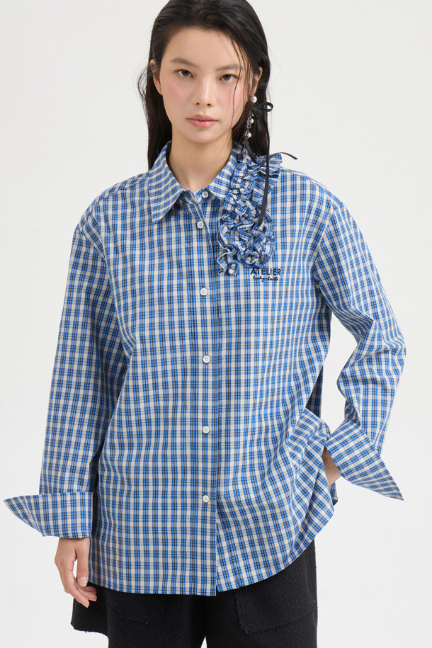 [Atelier] 프릴 포인트 셔츠 타입 블라우스 (블루)는 여성스러운 매력을 더해주는 블라우스입니다. 산뜻한 블루 컬러에 체크 패턴이 더해져 캐주얼하면서도 우아한 분위기를 연출합니다. 네크라인의 프릴 디테일과 가슴 부분의 레터링 자수 포인트가 돋보이며, 앞 중심 단추 여밈으로 편안하게 착용할 수 있습니다. 봄, 여름 시즌 데이트룩, 카페룩, 봄 소풍룩 등 다양한 TPO에 맞춰 클래식하고 로맨틱한 스타일을 완성해보세요. 긴 소매의 스탠다드핏 블라우스로, 레귤러 기장으로 제작되었습니다.
