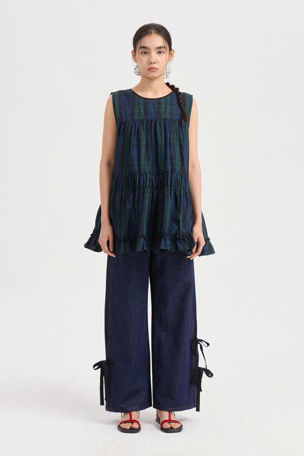 싱그러운 그린 컬러가 돋보이는 [Re-Order] 슬리브리스 체크 셔링 블라우스입니다. 캐주얼하고 걸리시한 무드를 연출하며, 봄, 여름 시즌 데이트룩이나 소풍룩에 제격입니다. 라운드넥에 민소매 디자인으로 시원함을 더하고, A라인 핏과 셔링 디테일, 러플 밑단이 여성스러운 실루엣을 완성합니다. 뒷면 리본 장식으로 포인트를 주어 로맨틱한 분위기를 자아냅니다. 체크 패턴이 밋밋함을 덜어주어 단독으로 착용해도 스타일리시합니다.
