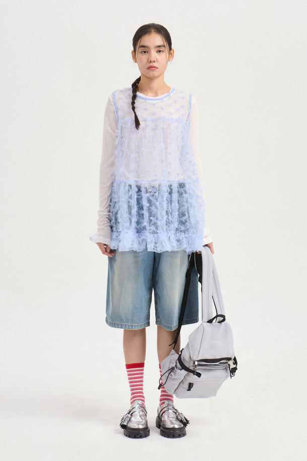 **플라워 자수 셔링 민소매 블라우스 (라이트 블루)**

산뜻한 라이트 블루 컬러의 플라워 자수 셔링 민소매 블라우스입니다. 메쉬 소재로 시원하고, 라운드넥 디자인에 A라인 핏으로 여성스러운 실루엣을 연출합니다. 플라워 자수와 셔링 디테일, 밑단 러플, 뒷면 리본으로 클래식하면서도 유니크한 무드를 더했습니다. 데이트룩, 카페룩, 모임룩 등 다양한 TPO에 활용 가능하며, 레이어드하여 스타일리시하게 연출할 수 있습니다. 봄, 여름 시즌에 로맨틱하고 걸리시한 스타일을 완성해 보세요.
