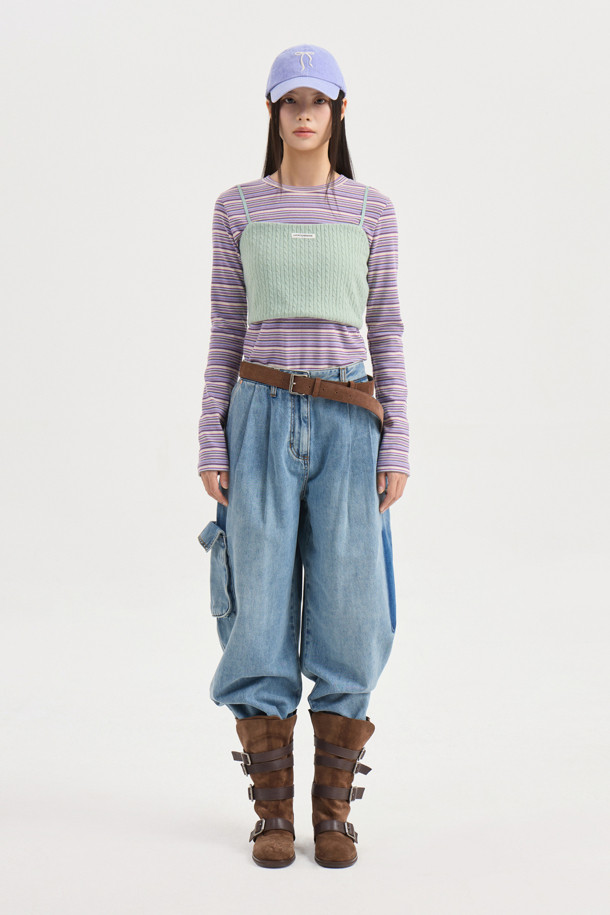 Label Point Jersey Top (라벨 포인트 저지 탑)은 뷔스티에 스타일의 크롭 기장 상의입니다. 부드러운 저지 소재에 꽈배기 조직으로 포인트를 주었으며, 민트 컬러가 산뜻한 느낌을 더합니다. 어깨끈 조절이 가능하여 핏을 조절할 수 있으며, 레이어드하여 다양한 스타일을 연출할 수 있습니다. 데이트룩, 카페룩, 봄 소풍룩 등 캐주얼하고 걸리시한 스타일을 완성해보세요. 슬림핏 디자인으로 여성스러운 실루엣을 강조합니다.
