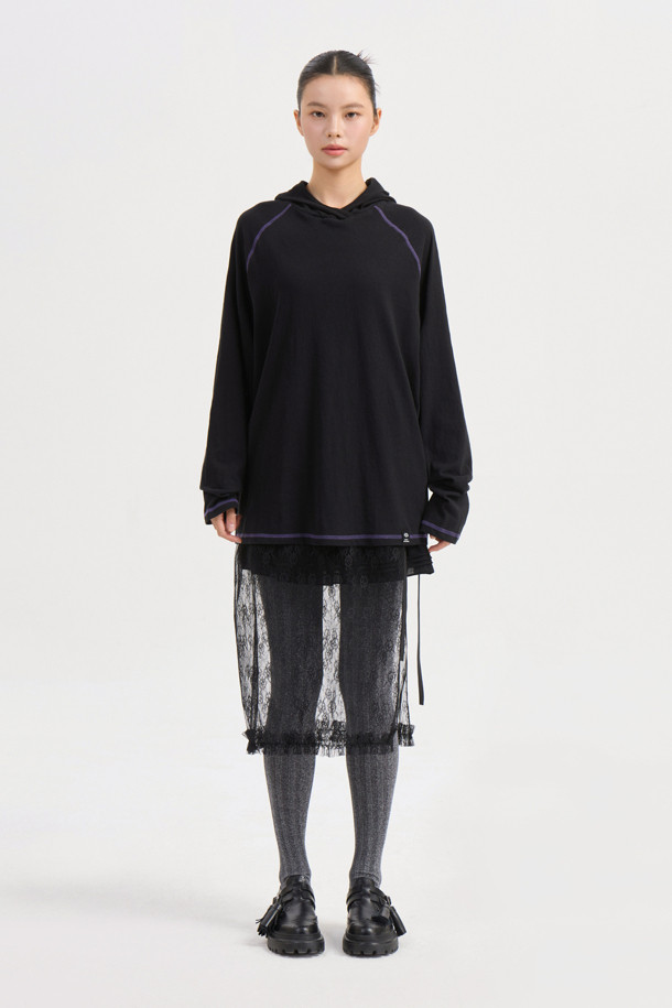 루즈핏 후드 티셔츠 (블랙)는 홑겹 후드 디자인으로 제작되어 가볍고 편안한 착용감을 선사합니다. 암홀과 밑단에 배색 스티치 포인트를 주어 은은한 멋을 더했으며, 밑단 개발 라벨 디테일로 디자인의 완성도를 높였습니다. 캐주얼, 스트리트, 미니멀 스타일을 즐겨 입는 분들께 추천하며, 데일리룩, 집콕룩, 산책룩 등 다양한 TPO에 활용하기 좋습니다. 레귤러 기장의 긴소매 루즈핏으로, 부드러운 촉감의 무지 블랙 컬러가 어떤 옷에도 잘 어울립니다.
