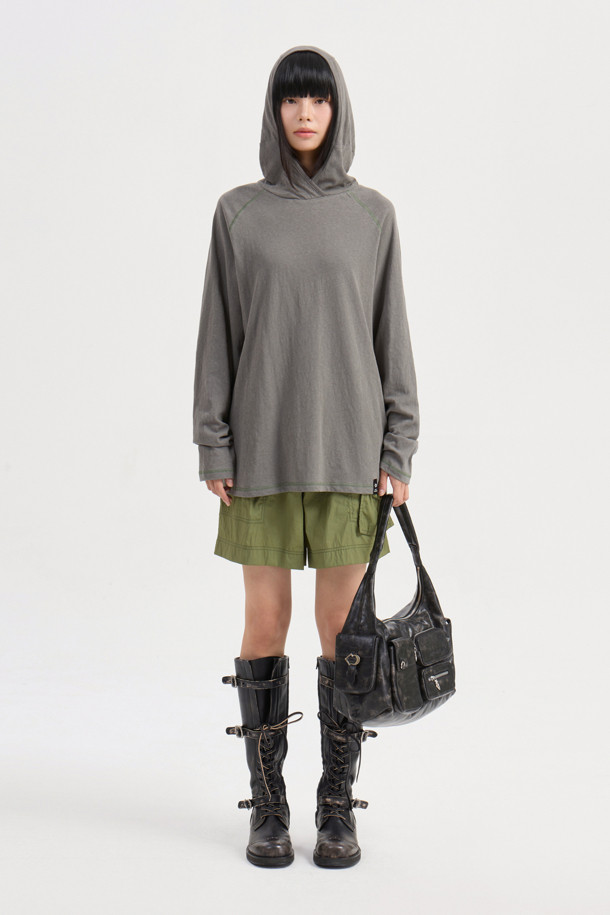 [Re-Order] 루즈 핏 후드 티셔츠 (grey)는 편안한 착용감을 선사하는 캐주얼 스타일의 후드 티셔츠입니다. 얇은 두께감과 부드러운 촉감으로 제작되어, 동네 마실룩, 집콕룩, 산책룩 등 언제 어디서든 편안하게 입기 좋습니다. 홑겹 후드 디자인과 암홀, 밑단 컬러 배색 스티치가 특징이며, 루즈 핏으로 여유로운 실루엣을 연출합니다. 무지 디자인에 밑단 개발 라벨로 포인트를 더한 미니멀, 시티 보이 스타일의 후드 티셔츠입니다. 긴 소매 기장으로 다양한 스타일링이 가능합니다.
