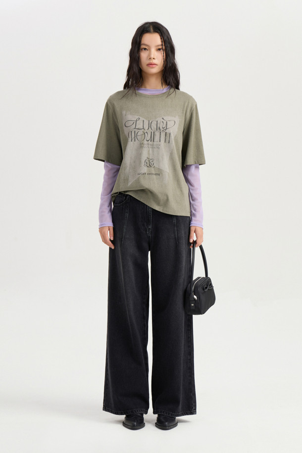 프린트 포인트 베이직 핏 하프 슬리브 티셔츠 (카키)는 캐주얼, 스트리트 무드를 연출하는 여성 반팔 티셔츠입니다. 봄, 여름 시즌에 적합하며, 크롭 기장과 라운드넥 디자인으로 시원하고 트렌디한 스타일을 완성합니다. 면 소재로 제작되어 편안한 착용감을 선사하며, 얇은 두께감으로 쾌적하게 입을 수 있습니다. 빈티지한 그래픽 프린트와 리본 디테일이 포인트이며, 피그먼트 워싱 가공으로 독특한 분위기를 더했습니다. 일상, 동네 마실, 봄 소풍, 여행 등 다양한 TPO에 활용하기 좋으며, 드라이클리닝을 권장합니다.
