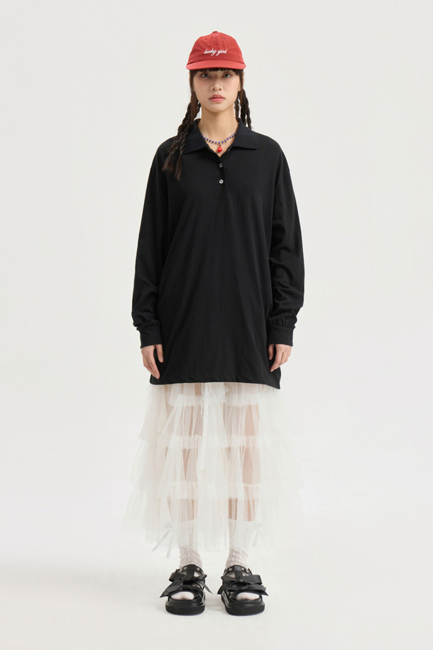 루즈 핏 피케 티셔츠(블랙)는 데일리 캐주얼 스타일을 위한 유니섹스 긴소매 티셔츠입니다. 부드러운 면 소재로 제작되어 편안한 착용감을 선사하며, 니트 카라 패치 디테일과 LUCKY 레터링 자수, 가슴 왼쪽 자수 포인트로 포인트를 더했습니다. 루즈핏과 세미 박시 핏으로 편안한 활동성을 제공하며, 동네 마실룩, 카페룩 등 다양한 TPO에 맞춰 미니멀하고 클래식한 스타일을 연출할 수 있습니다. 봄, 여름 시즌에 활용하기 좋은 아이템입니다.
