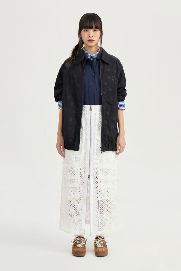 루즈 핏 피케이 티셔츠 (라이트 네이비)는 데일리룩과 동네 마실룩에 적합한 캐주얼 스타일의 피케 티셔츠입니다. 니트 카라 디자인에 가슴 왼쪽 LUCKY 레터링 자수 디테일이 돋보이며, 세미 박시 핏으로 편안한 착용감을 선사합니다. 넉넉한 사이즈와 어깨선 라인이 자연스럽게 떨어져 활동성을 더합니다. 라이트 네이비 컬러로 미니멀한 스타일을 연출하기 좋습니다.
