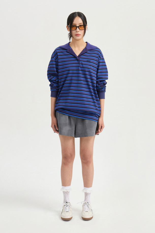 루즈 핏 PK 티셔츠 (퍼플)는 캐주얼한 무드의 데일리룩을 위한 아이템입니다. 니트 카라 디자인에 긴 소매, 루즈핏과 세미 박시 핏으로 편안한 착용감을 선사합니다. 가슴 왼쪽의 자수 포인트와 넉넉한 사이즈, "LUCKY" 레터링 자수가 특징이며, 스트라이프 패턴으로 포인트를 더했습니다. 동네 마실룩이나 카페룩, 캐주얼, 미니멀, 프레피 스타일을 연출하기에 좋습니다.
