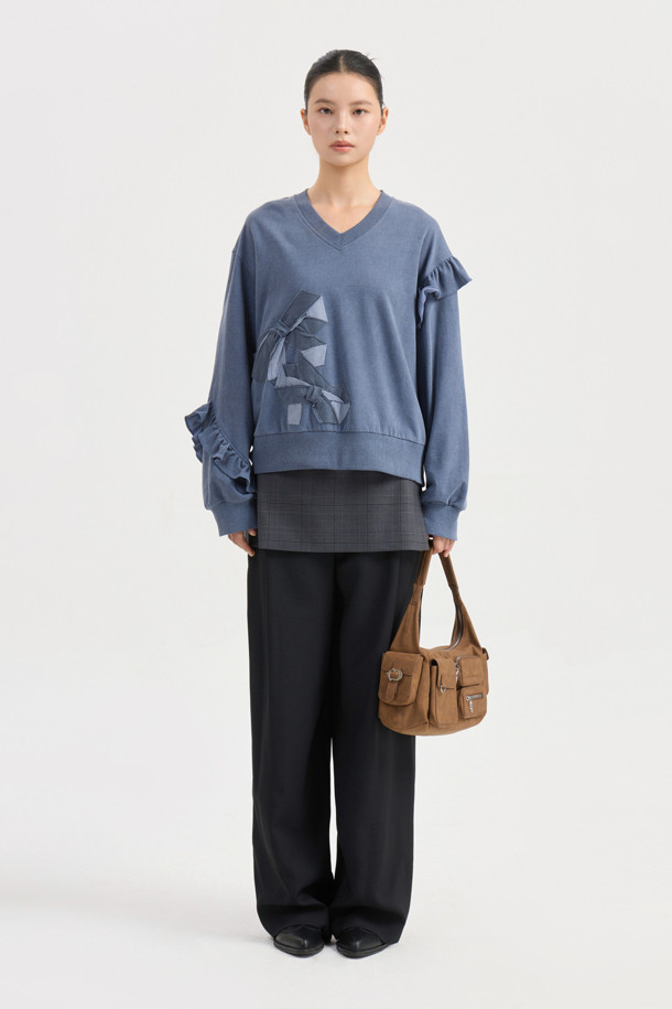 자수 포인트 스웨트셔츠 (다크블루)는 여성스러운 무드를 연출하는 캐주얼 스타일의 맨투맨입니다. 부드러운 면 소재에 루즈핏으로 편안한 착용감을 선사하며, 봄, 가을에 적합합니다. 브이넥 디자인에 리본 자수 장식과 프릴 소매 디테일이 더해져 로맨틱한 분위기를 자아냅니다. 피그먼트 워싱 처리로 빈티지한 느낌을 주어 데이트룩, 카페룩, 봄 소풍룩 등 다양한 TPO에 활용하기 좋습니다.
