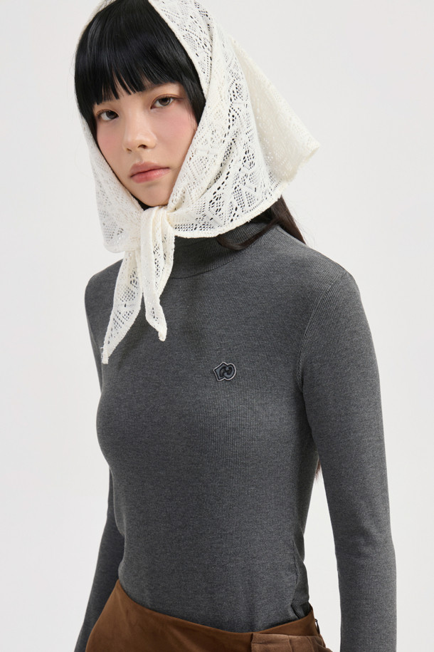 멜란지 그레이 컬러의 골지 터틀넥 티셔츠입니다. 가을, 겨울 시즌에 활용하기 좋은 긴소매 슬림핏 티셔츠로, 부드러운 면 소재로 제작되어 편안한 착용감을 선사합니다. 베이직하고 캐주얼한 스타일로, 다양한 룩에 매치하기 좋으며, 신축성 있는 소재와 왼쪽 가슴 엠블럼 자수가 포인트입니다. 얇은 두께로 제작되어 레이어드하여 입기에도 용이하며, 겨울 데일리룩, 카페룩, 데이트룩 등 다양한 TPO에 활용할 수 있습니다. 미니멀, 캐주얼, 클래식 스타일을 즐겨 입는 분들께 추천합니다.
