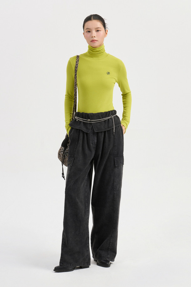 라임 컬러의 골지 터틀넥 긴팔 티셔츠입니다. 캐주얼하고 베이직한 스타일로, 가을과 겨울철 데일리룩에 활용하기 좋습니다. 신축성이 좋은 소재로 제작되어 편안한 착용감을 선사하며, 슬림핏 디자인으로 깔끔한 핏을 연출합니다. 왼쪽 가슴 부분의 엠블럼 자수 디테일이 돋보이며, 레이어드하여 다양한 스타일을 연출할 수 있습니다.
