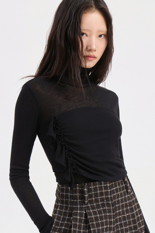 **[Re-Order] 레이어드 포인트 롱 슬리브 티셔츠 (블랙)**는 여성스러운 무드와 캐주얼 스타일을 동시에 연출할 수 있는 티셔츠입니다. 부드러운 촉감의 울과 텐셀 혼방 소재로 제작되었으며, 봄, 가을, 겨울 세 계절에 걸쳐 활용 가능합니다. 슬림핏 라운드넥 디자인에 얇은 두께감으로 편안하게 착용할 수 있습니다. 레이어드 디자인과 프릴 디테일, 밑단 주름으로 포인트를 더해 데이트룩, 모임룩 등 다양한 TPO에 활용하기 좋습니다. 블랙 컬러의 무지 티셔츠로 미니멀하고 로맨틱한 스타일을 완성해보세요.
