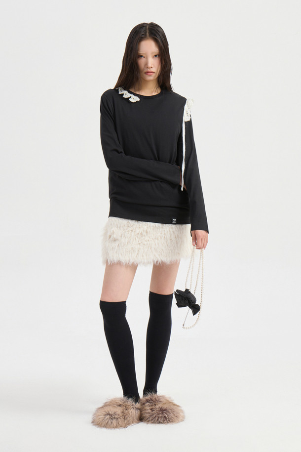 블랙 색상의 니트 크로셰 포인트 롱 슬리브 티셔츠입니다. 부드러운 촉감의 니트 소재로 제작되어 봄, 가을, 겨울 모두 활용 가능하며, 레귤러 핏으로 편안하게 착용할 수 있습니다. 라운드넥 디자인에 어깨 니트 테이프 장식과 밑단 라벨 디테일이 돋보입니다. 출근룩이나 모임룩 등 다양한 TPO에 클래식, 미니멀, 캐주얼 스타일로 연출하기 좋습니다. 무지 디자인으로 어떤 스타일에도 쉽게 매치할 수 있는 베이직한 티셔츠입니다.
