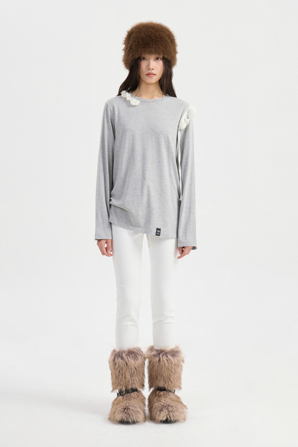 멜란지 그레이 컬러의 니트 크로쉐 포인트 긴팔 티셔츠입니다. 부드러운 면 소재로 제작되어 편안한 착용감을 선사하며, 얇은 두께감으로 가을, 겨울철에 활용하기 좋습니다. 루즈핏 라운드넥 디자인으로 베이직하면서도 캐주얼한 스타일을 연출하며, 니트 테이프 장식과 라벨 디테일이 돋보입니다. 출근룩, 모임룩 등 다양한 TPO에 미니멀, 클래식한 무드로 코디할 수 있습니다.
