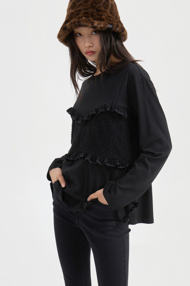 [Re-Order] 레이스 뷔스티에 긴 소매 티셔츠 (블랙)는 여성스러운 무드를 연출하는 티셔츠입니다. 슬림핏 디자인에 고급스러운 레이스 소재의 뷔스티에 디테일이 더해져 캐주얼하면서도 우아한 스타일을 완성합니다. 라운드넥과 긴 소매 기장으로 간절기에도 활용하기 좋으며, 앞뒤 레이어드 디자인으로 포인트를 더했습니다. 데이트룩이나 모임룩으로, 또는 캐주얼, 클래식, 로맨틱 등 다양한 스타일링에 매치하여 다채로운 연출이 가능합니다. 부드러운 면 소재로 제작되어 편안한 착용감을 선사합니다.
