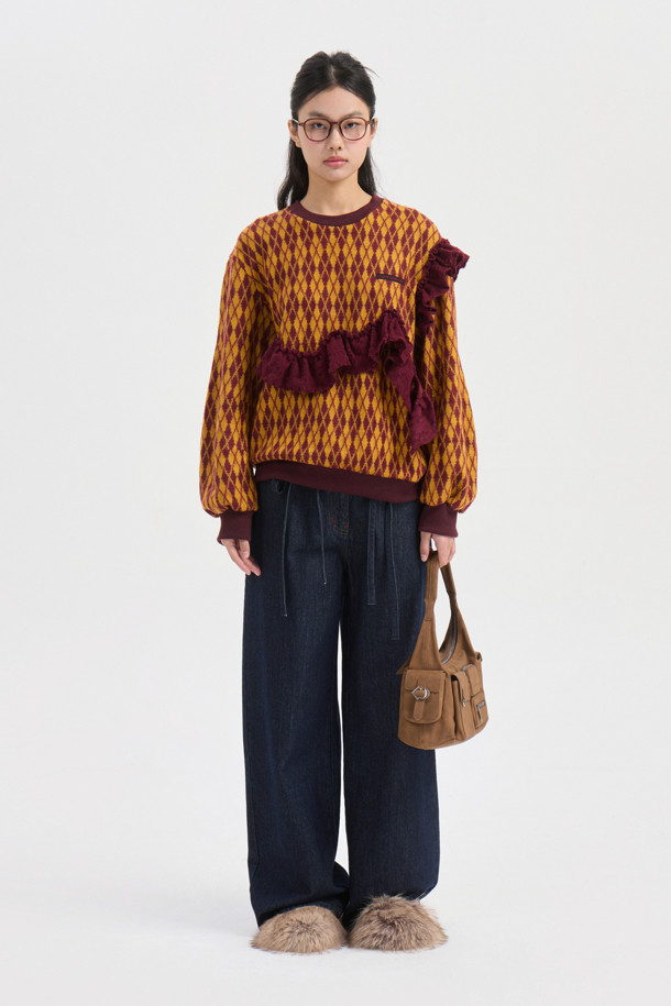 프릴 포인트 아가일 스웨트 티셔츠 (와인)는 포근한 기모 안감으로 따뜻함을 더한 여성용 맨투맨입니다. 캐주얼한 무드의 루즈핏으로 편안하게 착용 가능하며, 라운드넥과 긴 소매 기장으로 디자인되었습니다. 아가일 패턴과 프릴 디테일, 레터링 자수가 돋보여 포인트를 더했습니다. 집콕룩이나 산책룩 등 데일리하게 활용하기 좋으며, 미니멀, 클래식 스타일을 즐겨 입는 분들께 추천합니다. 다만, 필링에 주의하여 관리해야 합니다.
