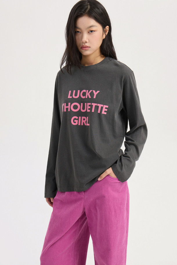 다크 그레이 컬러의 레터링 포인트 롱 슬리브 티셔츠입니다. 코튼과 모달 혼방 소재로 제작되어 부드러운 촉감을 선사하며, 앞면에 레터링 프린트가 특징입니다. 라운드넥에 루즈핏으로 편안하게 착용 가능하며, 봄, 가을, 겨울 시즌에 활용하기 좋습니다. 캐주얼, 미니멀, 클래식 스타일을 연출하기 좋으며, 산책룩이나 집콕룩으로도 안성맞춤입니다. 피그먼트 워싱 가공으로 자연스러운 멋을 더했습니다.
