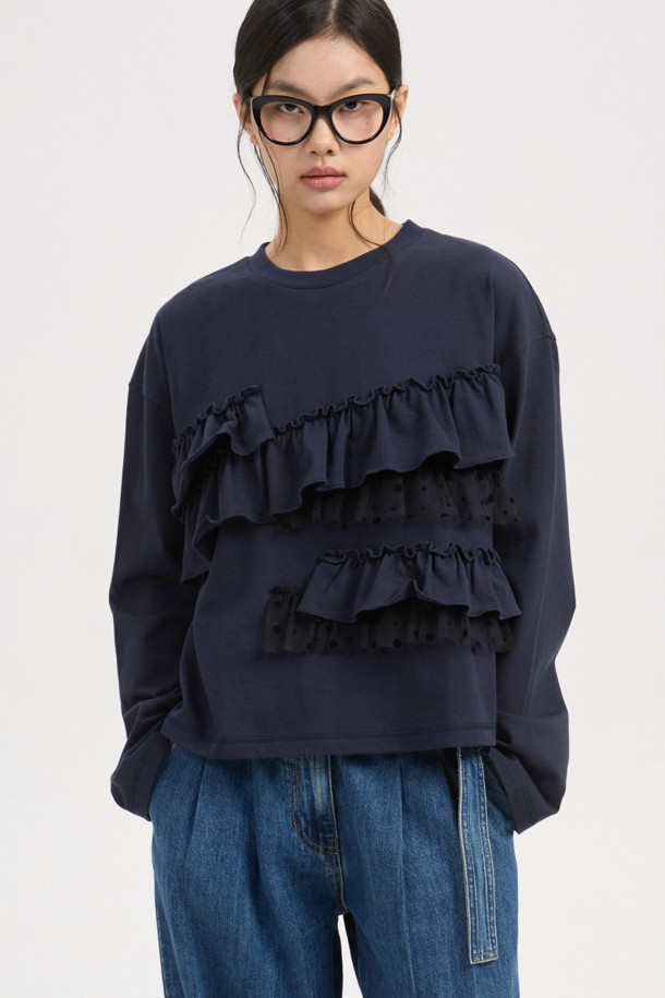 다크 네이비 색상의 프릴 포인트 스탠다드핏 긴팔 티셔츠입니다. 봄, 가을에 어울리는 얇은 두께의 면 소재로 제작되어 편안한 착용감을 선사합니다. 라운드넥 디자인에 메쉬 프릴 디테일이 더해져 캐주얼하면서도 여성스러운 분위기를 연출합니다. 16수 싱글 져지 소재로 제작되어 부드러운 촉감을 느낄 수 있으며, 데이트룩이나 봄 소풍룩과 같은 TPO에 활용하기 좋습니다. 미니멀, 캐주얼, 걸리시 스타일을 즐겨 입는 여성분들께 추천합니다.
