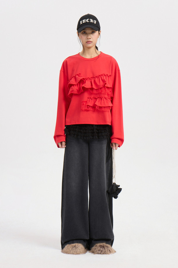 프릴 포인트 스탠다드 핏 롱 슬리브 티셔츠 (레드)는 여성용 티셔츠로, 봄, 가을에 캐주얼하게 즐겨 입기 좋습니다. 부드러운 면 소재에 얇은 두께감으로 편안한 착용감을 선사하며, 라운드넥과 긴 소매 기장으로 디자인되었습니다. 스탠다드 핏으로 어떤 스타일에도 잘 어울리며, 프릴 디테일이 여성스러운 무드를 더합니다. 16수 싱글 져지 원단과 메쉬 소재 믹스로 포인트를 주었으며, 데이트룩이나 봄 소풍룩에 매치하기 좋습니다. 진한 컬러 특성상 이염에 유의하여 착용하십시오.
