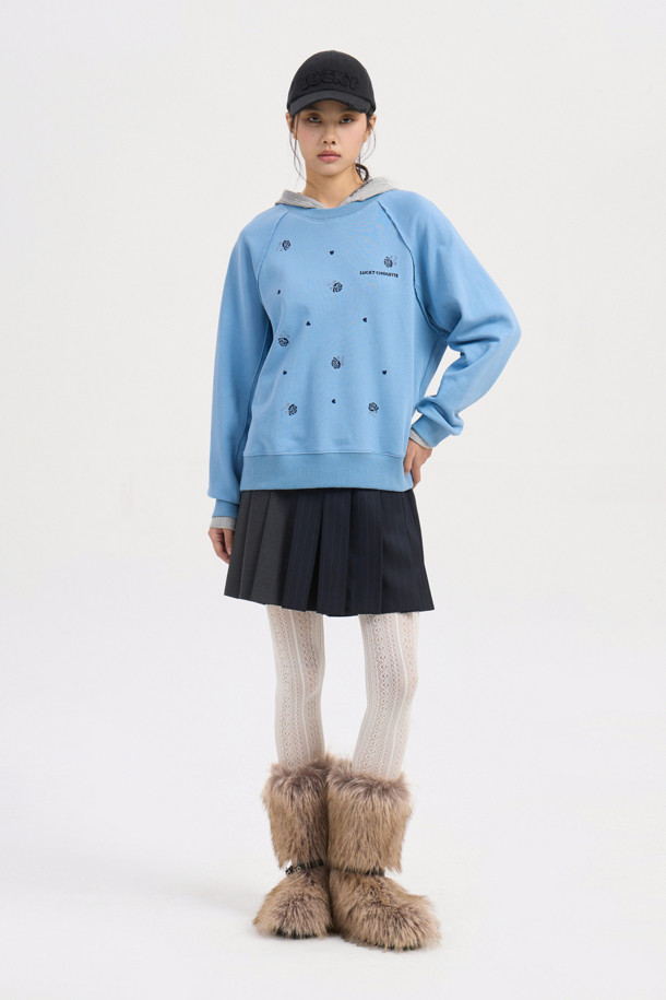 블루 컬러의 플라워 자수 스웨트 티셔츠입니다. 부드러운 면 소재로 제작되어 편안한 착용감을 선사하며, 봄, 가을 시즌에 활용하기 좋습니다. 캐주얼하고 미니멀한 스타일로, 일상복이나 봄 소풍룩으로 연출하기 좋습니다. 장미 모티브 프린트와 레터링 자수 디테일이 돋보이며, 루즈핏과 라운드넥 디자인으로 편안하게 착용할 수 있습니다. 긴 소매 기장으로 간절기 날씨에 적합하며, 다양한 하의와 매치하여 스타일리시하게 연출해보세요.
