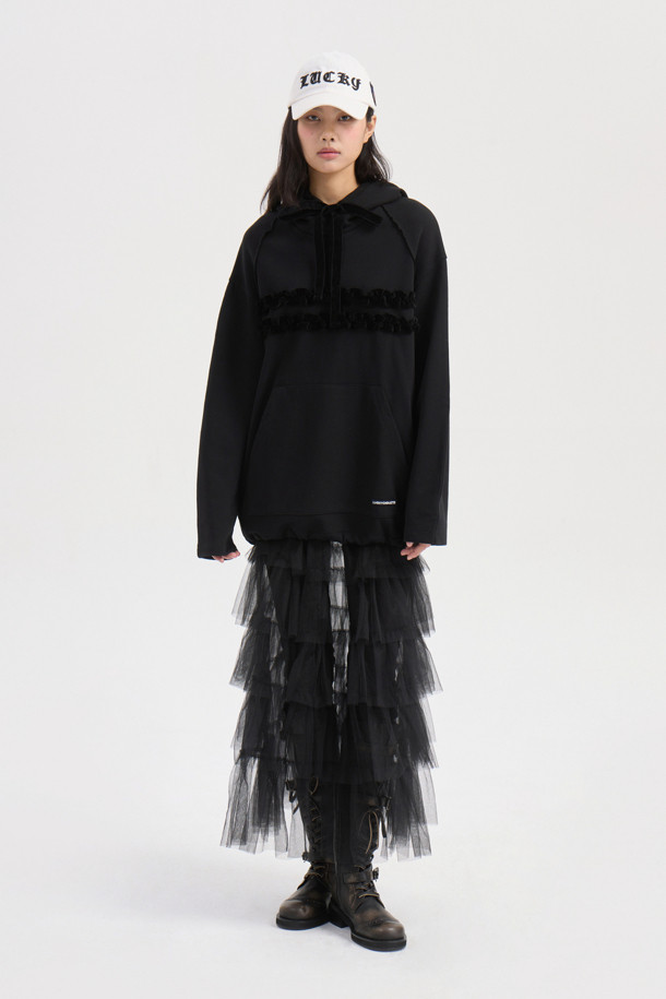 프릴 포인트 루즈핏 후드 티셔츠 (블랙)는 여성 고객을 위한 캐주얼 스타일의 후드 티셔츠입니다. 솔리드 3단 쮸리 면 소재로 제작되어 편안한 착용감을 제공하며, 봄, 가을에 적합합니다. 루즈핏으로 활동성을 높였으며, 프릴 디테일과 캥거루 포켓, 레터링 자수 디자인으로 포인트를 더했습니다. 산책룩, 집콕룩 등 다양한 TPO에 활용 가능하며, 미니멀한 스타일 연출에도 용이합니다. 긴 소매 기장의 무지 디자인으로 어떤 하의와도 쉽게 매치할 수 있습니다.
