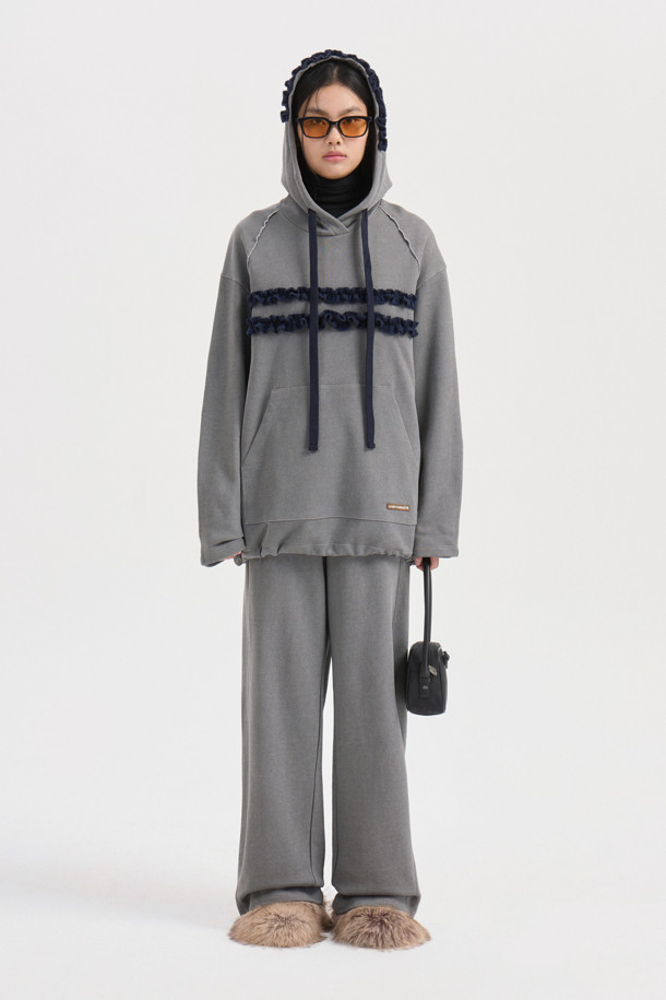 프릴 포인트 루즈핏 후드 티셔츠 (그레이)는 3단 쮸리 소재로 제작되어 부드러운 촉감을 선사하는 데일리 후드 티셔츠입니다. 캐주얼, 미니멀, 스트리트 스타일을 모두 소화할 수 있으며, 캥거루 포켓과 레터링 자수 디테일이 돋보입니다. 루즈핏으로 편안한 착용감을 제공하며, 피그먼트 워싱으로 빈티지한 멋을 더했습니다. 봄, 가을, 겨울 모두 활용 가능하며, 집콕룩이나 산책룩으로 활용하기 좋습니다. 
