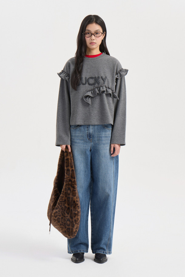 멜란지 그레이 컬러의 크로셰 자수 포인트 롱 슬리브 티셔츠입니다. 부드러운 니트라이크 져지 소재로 제작되어 편안한 촉감을 선사하며, 가을/겨울 시즌 데이트룩, 모임룩에 적합합니다. 라운드넥에 루즈핏으로 디자인되어 캐주얼, 미니멀, 로맨틱 스타일을 연출하기 좋습니다. 섬세한 뜨개 자수 포인트와 프릴 디테일이 여성스러운 무드를 더합니다. 얇은 두께로 제작되어 간절기부터 겨울까지 스타일리시하게 착용할 수 있습니다.
