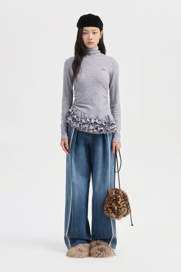 프릴 포인트 메탈 롱 슬리브 티셔츠 (그레이)는 여성스러운 무드와 캐주얼 스타일을 동시에 연출할 수 있는 티셔츠입니다. 부드러운 터틀넥 디자인에 슬림핏으로 제작되어 세련된 실루엣을 선사하며, 메탈 소재가 혼방되어 은은한 광택과 고급스러운 느낌을 더합니다. 봄, 가을, 겨울 세 계절 모두 활용 가능하며, 출근룩이나 모임룩 등 다양한 TPO에 매치하기 좋습니다. 무지 디자인에 프릴 디테일이 포인트로 더해져 클래식하면서도 미니멀한 스타일을 완성합니다. 긴 소매 기장으로 간절기에도 따뜻하게 착용할 수 있습니다.
