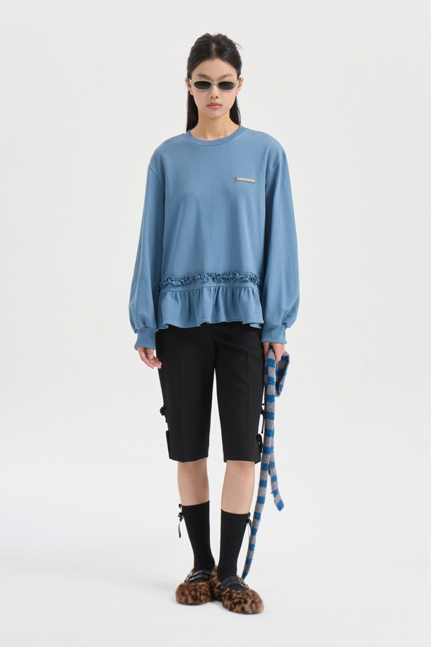 헤 라인 프릴 스웨트셔츠 (블루)는 산뜻한 블루 컬러와 부드러운 면 소재로 제작되어 봄, 가을 시즌에 활용하기 좋은 아이템입니다. 캐주얼한 무드를 연출하며 데이트룩, 봄 소풍룩에 적합합니다. 크롭 기장의 루즈핏으로 편안하면서도 스타일리시하게 연출할 수 있으며, 밑단 프릴 디테일이 여성스러운 포인트를 더합니다. 얇은 두께감과 라운드넥 디자인으로 간절기에도 부담 없이 착용 가능하며, 미니멀한 스타일을 즐기는 분들께 추천합니다.
