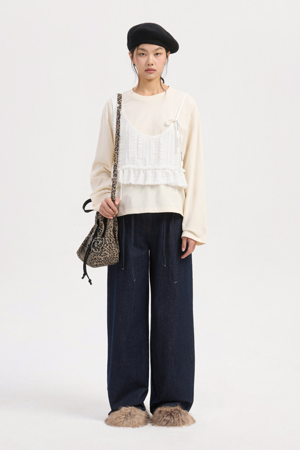 부드러운 면 소재의 '뷔스티에' 롱 슬리브 티셔츠입니다. 가볍고 얇은 두께감으로 봄, 가을 시즌에 활용하기 좋으며, 라운드넥과 긴 소매 디자인으로 여성스러운 무드를 연출합니다. 셔링 뷔스티에 디테일이 포인트이며, '실켓' 가공 처리된 싱글 져지 소재로 부드러운 촉감을 선사합니다. 스탠다드핏 또는 루즈핏으로 편안하게 착용 가능하며, 일상 및 데이트룩, 캐주얼 및 미니멀 스타일 연출에 적합합니다. 라이트 베이지 컬러로 다양한 하의와 매치하기 좋습니다.
