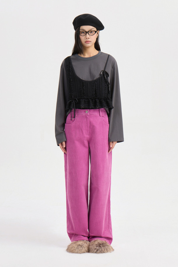 다크 그레이 컬러의 뷔스티에 롱 슬리브 티셔츠입니다. 부드러운 촉감의 면 소재로 제작되었으며, 봄, 가을에 착용하기 좋습니다. 루즈 핏에 라운드넥 디자인으로 편안한 착용감을 선사하며, 셔링 뷔스티에 디테일이 돋보입니다. 일상, 데이트룩, 모임룩 등 다양한 TPO에 캐주얼, 미니멀, 클래식 스타일로 연출하기 좋습니다. 싱글 져지 소재에 실켓 가공하여 부드러운 착용감을 느낄 수 있습니다.
