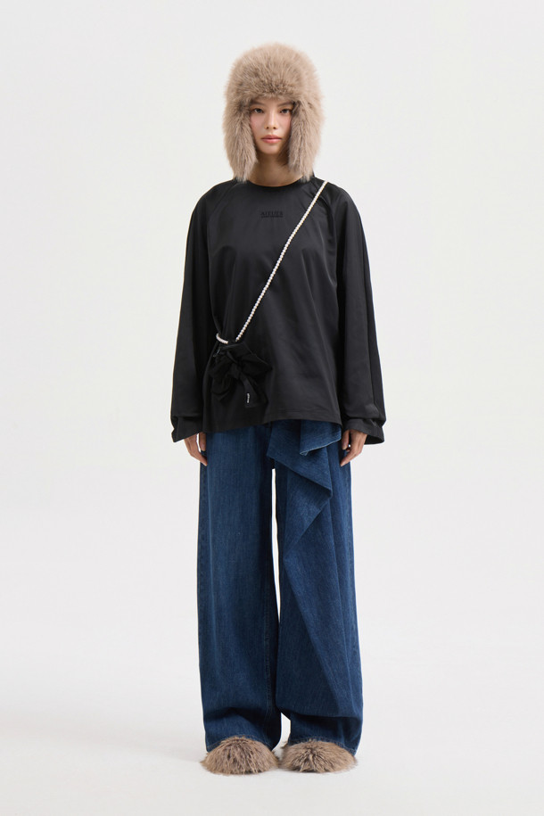 [Atelier] 우븐 믹스 롱 슬리브 티셔츠 (블랙)는 봄, 가을 계절에 어울리는 공용 의류입니다. 우븐과 져지 소재를 믹스하여 바스락거리는 촉감과 은은한 광택감을 선사하며, 루즈핏과 스탠다드핏으로 편안한 착용감을 제공합니다. 라운드넥에 긴소매 기장이며, 앞 중심의 아틀리에 자수 포인트가 돋보이는 블라우스 무드의 캐주얼 티셔츠입니다. 데이트룩이나 카페룩, 미니멀 & 캐주얼 & 스트릿 스타일을 즐기는 분들께 추천합니다.
